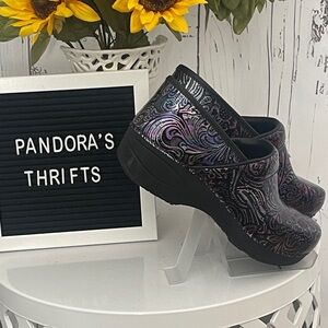 Dansko Women's Black and Purple Patterned Clogs Size 38 Preowned LIKE NEW